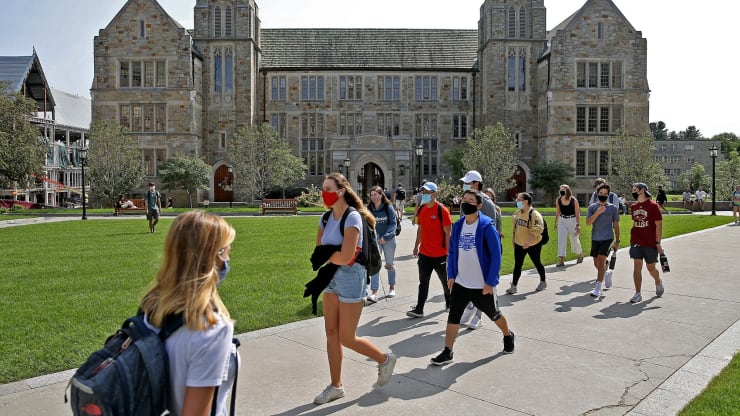 106732580-1602013946873-Mask_wearing_students_at_the_Boston_College_Campus_on_September_14_2020.jpg 106732580-1602013946873-Mask_wearing_students_at_the_Boston_College_Campus_on_September_14_2020.jpg