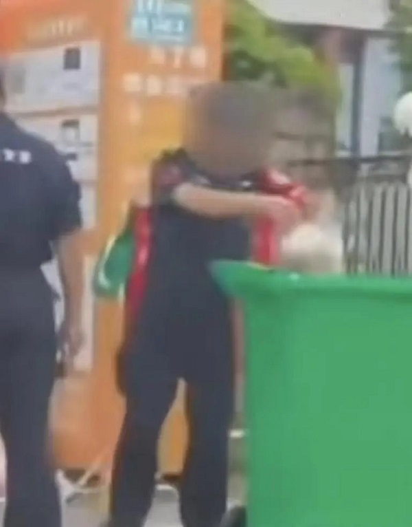 四川一高校保安被曝将学生外卖丢垃圾桶 校方通报：赔偿学生、处长停职